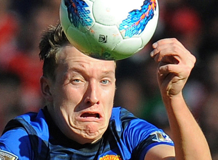 Phil Jones nổi tiếng bởi biểu cảm khuôn mặt hài hước.