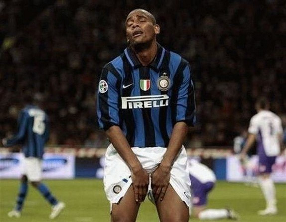 Hậu vệ Maicon tỏ nỗi tiếc nuối, trong một trận đấu của Inter Milan.