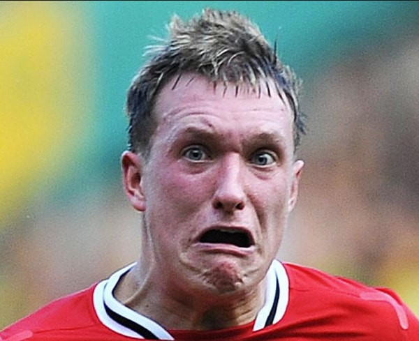 Phil Jones được biết đến rộng rãi nhờ biểu cảm hốt hoảng này. Nhiều người dùng Facebook và Twitter đã cố gắng bắt chước điệu bộ của trung vệ MU để chụp ảnh và chia sẻ lên mạng gây chú ý.