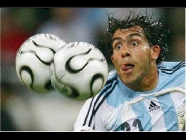 Carlos Tevez tỏ ra khao khát trái bóng.