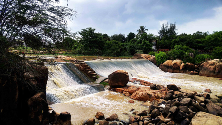 Chúng tôi nhanh chóng đến La Gi - Bình Thuận, trên đường vô tình ghé một thác nước rất đẹp, chính xác hơn là nhà máy nước Lagi. Nhìn từ xa, nhà máy nước giống như một dòng thác trắng xóa trên dông sông Dinh.