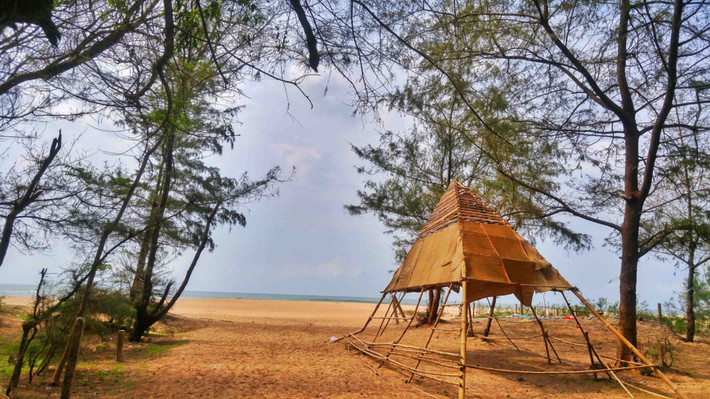 Chạy thêm một đoạn nữa đến QL55 đoạn qua Bình Châu, chúng tôi ghé vào tham quan biển Suối Ồ, ngắm con đường dẫn ra biển với rừng thông xanh mát.