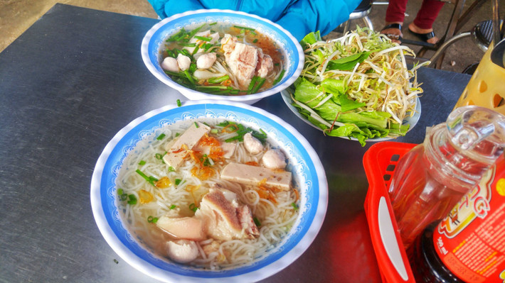 Chúng tôi qua phà Cát Lái đến Đồng Nai. Trời còn tờ mờ sáng, xe nhanh chóng đến QL 51 rồi rẽ trái vào đường Phú Mỹ - Tóc Tiên - Bình Ba - Đá Bạc, đi tắt ra Bình Châu hướng QL 55 mà không cần phải đi qua Bà Rịa. Con đường rộng rãi này buổi sáng rất mát, vắng vẻ, qua những cánh đồng cao su bạt ngàn thẳng tắp. Sau khi có những ảnh tuyệt vời, chúng tôi dừng lại ăn sáng ở ngã sáu Đá Bạc với món hủ tíu giò heo, ngon và rẻ.