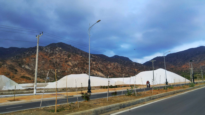 Đến thị trấn Phan Rí Cửa, chúng tôi rẽ trái ra QL1, nhanh chóng đến tỉnh Ninh Thuận, đầu tiên là khu vực Cà Ná, và không quên check-in một buổi chiều hoàng hôn nhuộm vàng bên cánh đồng muối nổi tiếng. Chặng đường hơn 45 km tiếp theo nối Cà Ná với Phan Rang, uốn lượn giữa vách núi cheo leo và biển cả mênh mông. Trời nhá nhem tối nên chúng tôi không còn thời gian tham quan Mũi Dinh và đồi cát Nam Cương, mà chạy thẳng về thành phố Phan Rang nghỉ đêm, kết thúc ngày đầu tiên gần 400 km đầy thành công và thú vị.