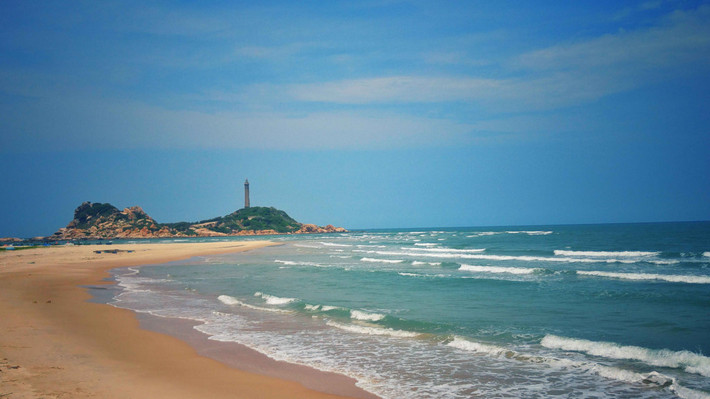 Sau khi dùng cơm trưa tại Phan Thiết, chúng tôi tiếp tục di chuyển về Mũi Né, Bàu Trắng. Cung đường Hòa Thắng đẹp tuyệt vời như dải lụa từ trên trời rơi xuống, phía xa xa là hải đăng Kê Gà, ngọn hải đăng cổ nhất Đông Nam Á với hơn 100 năm tuổi.