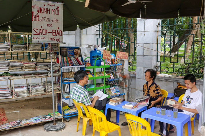 Bắt đầu được gần 5 tháng, quầy báo miễn phí của bà Phạm Thị Huyền Dung, 72 tuổi (trú tại Đặng Tiến Đông, Hà Nội) đã thu hút nhiều người dân Thủ đô tìm đến.