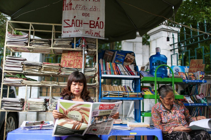 Quầy sách báo do bà Dung lập nên như một nét văn hóa mới ở khu vực. Tại đây, người đọc không chỉ có thêm thông tin, kiến thúc xã hội mà còn trở nên gần gũi nhau hơn.