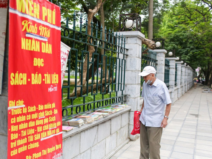Những loại sách cũ, sách mới đều được bà bày biện đẹp đẽ trên bờ tường phía ngoài Gò Đống Đa đã thu hút nhiều người dân Thủ đô tìm đến.