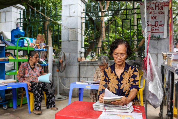Bấy lâu, tại Gò Đống Đa (Hà Nội) người ta đã quen với hình ảnh một bà lão mang sách, báo miễn phí niềm nở mời người qua lại đọc.