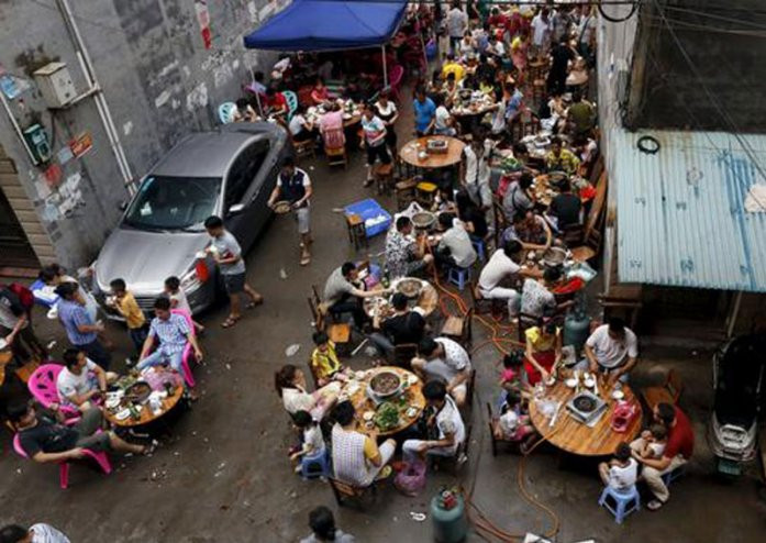 Tuy nhiên, người bạn còn cung cấp thêm cả lưỡi bò, thịt lợn và lườn ngựa cũng như thịt gia cầm, cá, rau và trái cây. Lễ hội thịt chó được tổ chức trong bối cảnh có tin các nhà chức trách sẽ cấm ăn thịt chó trong thời gian tới và sự phản đối dữ dội của các nhóm bảo vệ động vật.