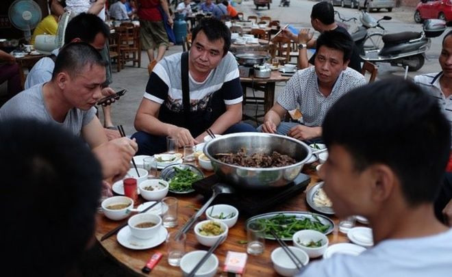 Lễ hội thịt chó ở Trung Quốc được tổ chức tại thành phố Ngọc Lâm, tỉnh Quảng Tây. Tại lễ hội, các gian hàng bày bán không chỉ la liệt thịt chó mà còn nội tạng của loài động vật này như gan chó.