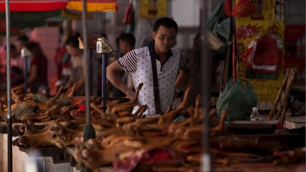 Để phòng tránh những tình huống bất trắc, cảnh sát hạng nặng đã được điều động tới gác bên ngoài chợ và ở tất cả các giao lộ.