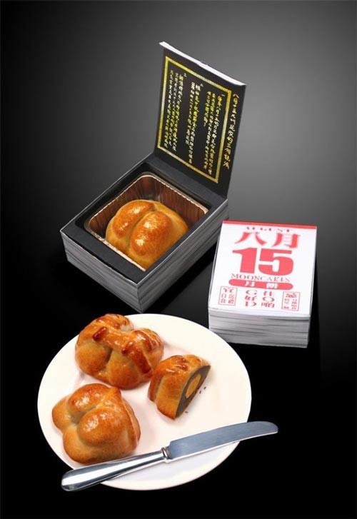 Loạt bánh trung thu kỳ dị này bao gồm một số kiểu thiết kế độc đáo như: cô gái mặc quần chip, mông trần hay một bàn tay che mông.