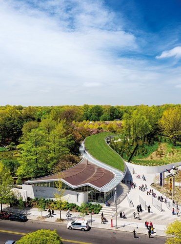 Diện tích mái nhà này gần 1000m2 là sự kết hợp độc đáo và gần gũi với thiên nhiên.