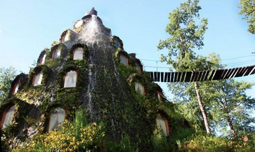 Mái nhà biến thành ngọn núi.