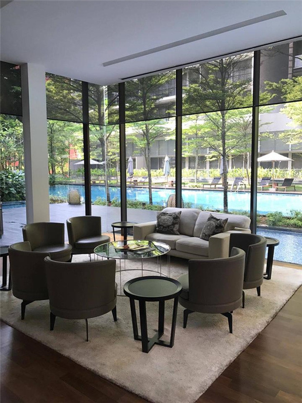 Được biết, căn hộ penthouse ở khu Orchard, Singapore - một trong những khu chung cư cao cấp nhất tại đất nước này. Không gian nơi đây rất tuyệt vời và đầy đủ tiện nghi cao cấp và giá trị căn hộ cũng vô cùng đắt đỏ. Cùng ngắm căn nhà sang trọng của cựu đại sứ du lịch tại Singapore:
