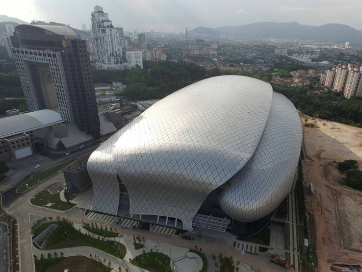 Toà nhà được thiết kế với ý tưởng là hạt cao su (nhằm ghi nhận ngành công nghiệp số 1 Malaysia) kết hợp với các đường cong của trang phục truyền thống Malaysia, nhìn từ xa sẽ trông giống như một chiếc vỏ sò khổng lồ. Tổng diện tích mặt sàn xây dựng là 45.000 mét vuông trên tổng diện tích quy hoạch 170.000 mét vuông. Ảnh: Sika Malaysia.