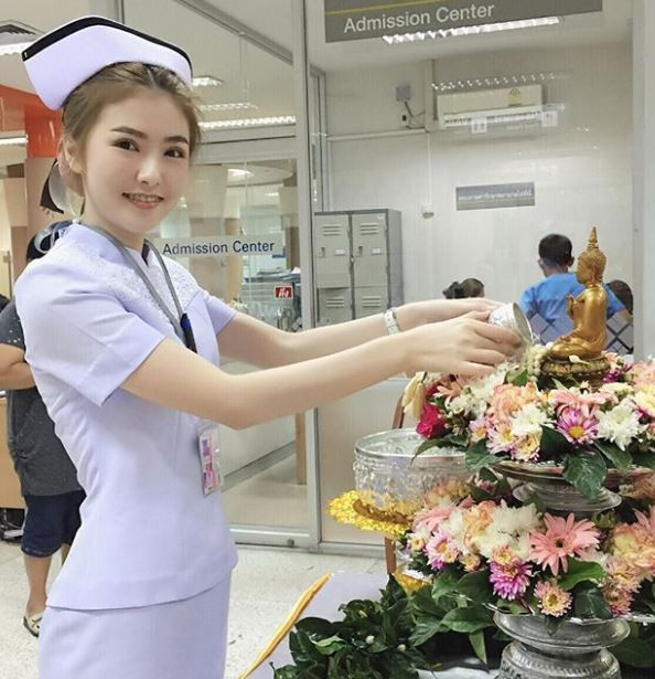 Mới đây, cộng đồng mạng xã hội Instagram Thái Lan bất ngờ chia sẻ nhua hình ảnh của một cô gái có tên Pimchanok Chimpuchai. Hình ảnh được chia sẻ nhiều nhất là cô gái xinh đẹp trong bộ đồng phục y tá của một bệnh viện tại Muang Nan, Thái Lan.