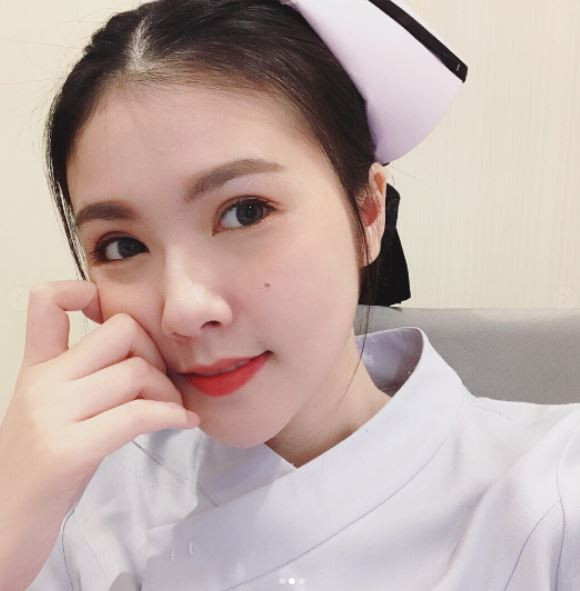 Pimchanok sinh ngay 6.3.1993, cô gái đã tốt nghiệp đại học Christian tại Thái Lan khoa Y tá. Sau khi nổi tiếng, hiện nay Instagram của cô gái đã tăng lên hơn 30.000 lượt theo dõi, tài khoản facebook có tới 400 nghìn người follow. Sở thích của cô gái trẻ này là làm mẫu ảnh và đi du lịch cùng bạn bè.
