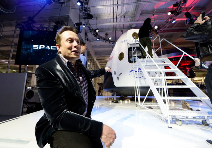 9. SpaceX Ngành kinh doanh: Công nghệ vũ trụ Giá trị: 12 tỷ USD Năm ra đời: 2002 Quốc gia: Mỹ SpaceX là dự án startup hàng không vũ trụ đầy tham vọng của tỷ phú thiên tài Elon Musk. Cả hai dòng sản phẩm của công ty này đều đang thường xuyên đưa hàng lên quỹ đạo Trái Đất.