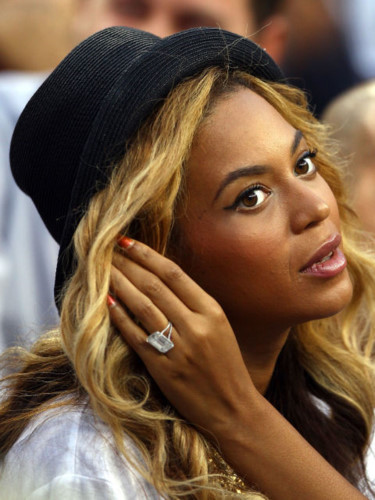 Beyoncé từng mang chiếc nhẫn ngọc lục bảo trị giá 5 triệu USD do Jay Z tặng.