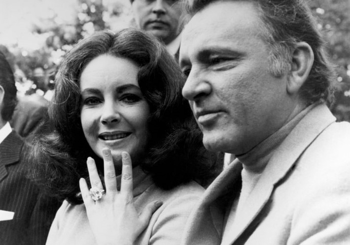 Năm 1968, Richard Burton đã tặng Elizabeth Taylor chiếc nhẫn kim cương 33.19 carat trị giá 8,8 triệu USD.