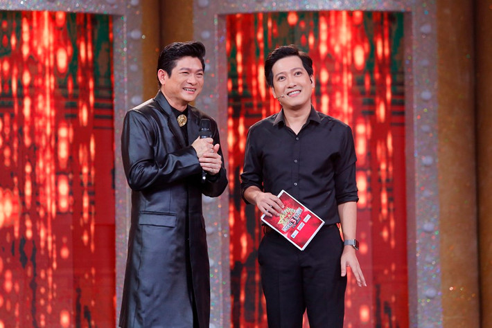 Ca sĩ Mạnh Đình là nhân vật chính trong chương trình. Anh chia sẻ với MC Trường Giang về quãng thời gian ca hát ở hải ngoại.
