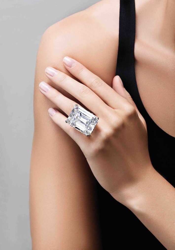 Ultimate Emerald-Cut Diamond Mặt của chiếc nhẫn là viên kim cương màu trắng được cắt theo hình khối Emerald (hình nhữ nhật xếp lớp). Gary Schuler, người đứng đầu bộ phận trang sức của Sotheby’s New York, gọi đây là viên kim cương “hoàn hảo”.