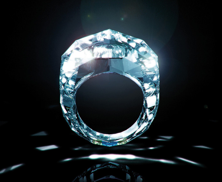 The First All-Diamond Đây là chiếc nhẫn đầu tiên được làm hoàn toàn từ kim cương nguyên khối do chính tay Mohamed Shawesh, chủ tịch kiêm giám đốc điều hành hãng trang sức Thụy Sĩ Shawish chế tác với kỹ thuật cắt truyền thống. Chiếc nhẫn nặng 150 carats và được định giá 70 triệu USD (khoảng 1500 tỷ đồng).