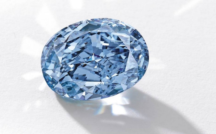 Chopard Blue Diamond Chopard Blue Diamond là một chiếc nhẫn đính hôn hoàn hảo bao gồm viên kim cương xanh quý hiếm ở vị trí trung tâm, hai bên là hai viên kim cương trắng hình tam giác và vòng nhẫn. Chiếc nhẫn được định giá 16,26 triệu USD (khoảng 360 tỷ đồng).