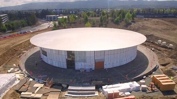 Apple sẽ sử dụng nhà hát Steve Jobs lần đầu tiên vào ngày 12/9 tới, trong một sự kiện đặc biệt nhằm công bố các mẫu iPhone thế hệ mới. Theo hãng thông tấn Bloomberg, công trình ngầm này sở hữu nhiều trang thiết bị "xịn", từ ghế da tới cầu thang máy xoay tròn và thậm chí cả một khu trưng bày vật mẫu bí mật, ẩn giấu sau một bức tường di động.