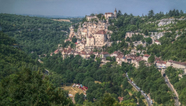 Một lý do khác khiến Rocamadour thu hút nhiều du khách là phong cảnh đẹp. Các công trình cổ được xây dựng trên vách núi nhìn xuống sông Alzou.