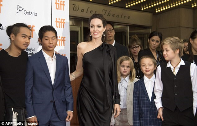 Minh tinh nổi tiếng Angelina Jolie đang tất bật với các hoạt động nằm trong sự kiện LHP quốc tế Toronto.
