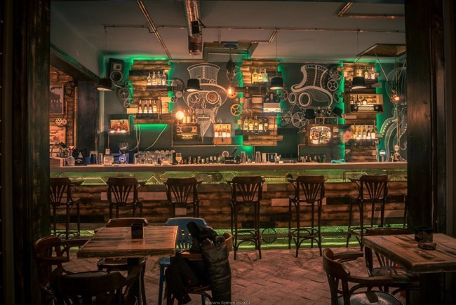Quán rượu đặc biệt này sẽ đưa du khách trở về quá khứ với thiết kế steampunk lấy cảm hứng từ những câu chuyện hư cấu của Jules Verne.
