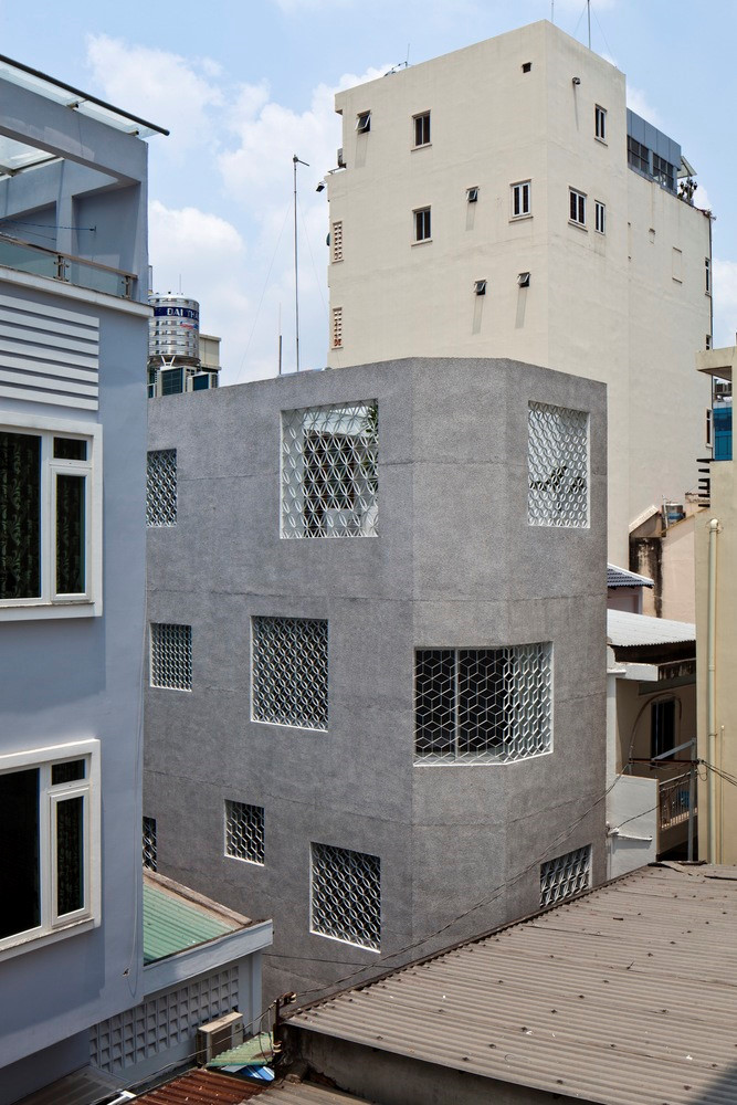 Công trình được thiết kế bởi Sanuki Daisuke architects. Những cửa sổ với họa tiết song cửa độc đáo giúp căn nhà bắt mắt khi nhìn từ bên ngoài.