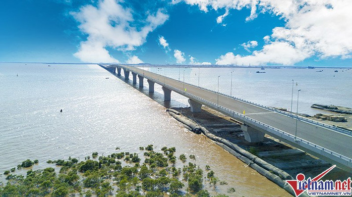 Cầu đạt kỷ lục về độ thông thuyền 100m (độ cao từ mặt nước lúc thủy triều dâng lên so với mặt cầu).