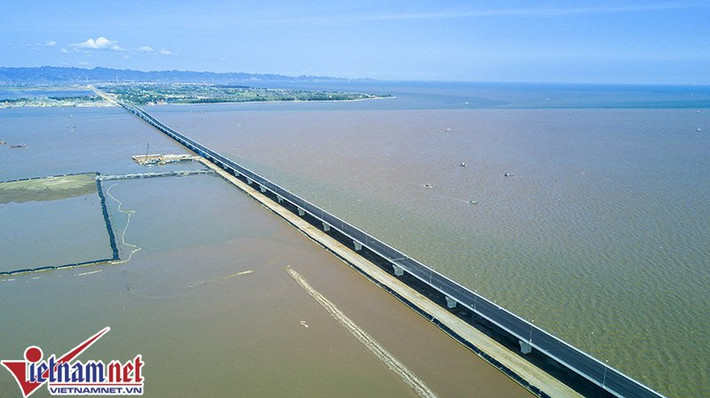 Phó chủ tịch UBND TP Hải Phòng Nguyễn Xuân Bình cho biết, cầu vượt biển Tân Vũ - Lạch Huyện hiện đã cơ bản hoàn thành, dự kiến thông xe kỹ thuật và đưa vào sử dụng vào đầu tháng 9 tới. Đây là cây cầu vượt biển dài nhất Việt Nam với những kỹ thuật xây dựng lần đầu tiên được thực hiện.