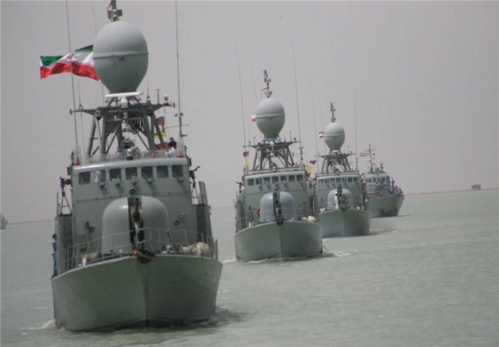 IRGC có khoảng 33 tàu tuần tra trang bị vũ khí khá mạnh với pháo hạm 76 mm, một số tàu còn được trang bị tên lửa C-802 tầm bắn trên 130 km. Ảnh: Russia Insider.