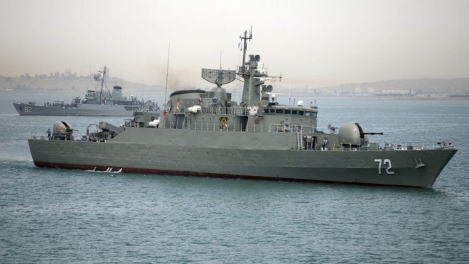 Hải quân Iran vừa điều động nhóm tàu chiến đến Oman, trong bối cảnh cuộc khủng hoảng ngoại giao Qatar chưa kết thúc. Một trong những nguyên nhân của khủng hoảng là việc Qatar có quan hệ gần gũi với Tehran, đối thủ chính trị lớn nhất của Saudi Arabia tại Vùng Vịnh. Ảnh: AP.