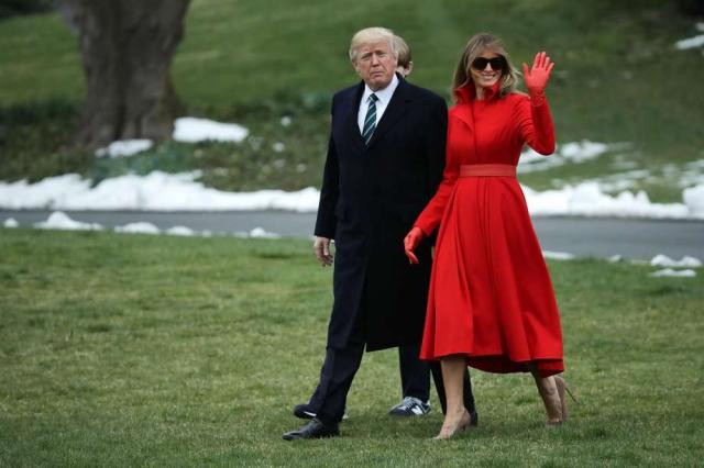 Từng là người mẫu thời trang, Melania Trump luôn biết cách chọn đồ và nổi bật trong bất cứ trang phục nào.
