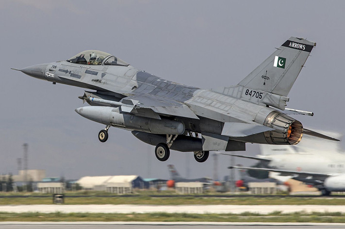 Tiêm kích F-16 là một trong những “quân bài” chủ lực trong lực lượng không quân còn nhiều hạn chế của Pakistan, việc mối hệ quân hệ đồng minh chiến lược Mỹ-Pakistan đi xuống cũng tác động không nhỏ đến năng lực chiến đấu của F-16 nhất là khi chúng đã đi khi hết vòng đời hoạt động của mình. Nguồn ảnh: Pinterest.