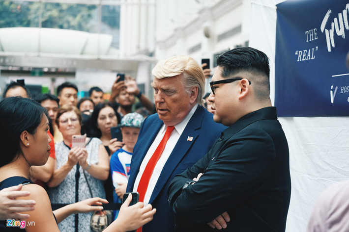 Howard X, người nổi tiếng với việc giả dạng nhà lãnh đạo Triều Tiên Kim Jong Un, đã xuất hiện ở Bugis Junction ở Singapore vào chiều 9/6. Đi cùng Howard là "đồng nghiệp" Dennis Alan, người đóng giả Tổng thống Mỹ Donald Trump.