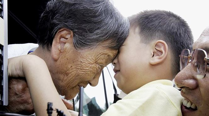 Suốt vài thập kỉ sau đó, nhiều người dân có gia đình bị chia cắt đã không thể liên lạc với thân nhân của mình, bởi cả hai nước đều hạn chế người dân tự do trao đổi thư từ, điện thoại và email. Ảnh: AP