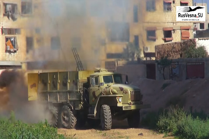 Bản thân UR-83P hay trước đó là UR-77 từng được Quân đội Syria sử dụng hiệu quả ở nhiều chiến trường trọng điểm từ miền Bắc Syria tới chiến trường miền Đông nước này. Trên chiến trường Syria thứ vũ khí này thường được triển khai trên các xe tải đặc chủng GAZ-3308, thậm chí chúng còn được bọc thép bảo vệ như trong hình. Vậy tại sao UR-77 và UR-83P lại đáng sợ đến vậy? Nguồn ảnh: rusvesna.