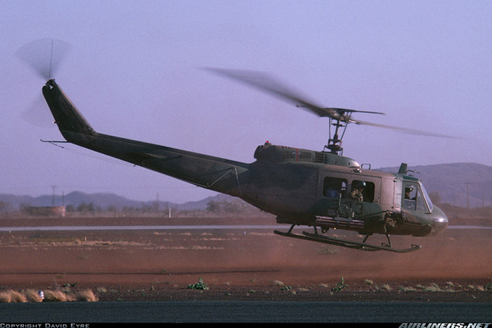 So với các dòng trực thăng vận tải quân sự của Liên Xô hay Nga sau này, trực thăng UH-1H có khả năng cơ động trên chiến trường cao hơn hẳn mặc dù nó chở theo ít quân hơn (14 binh sĩ so với 24 binh sĩ). Nguồn ảnh: airliners.net