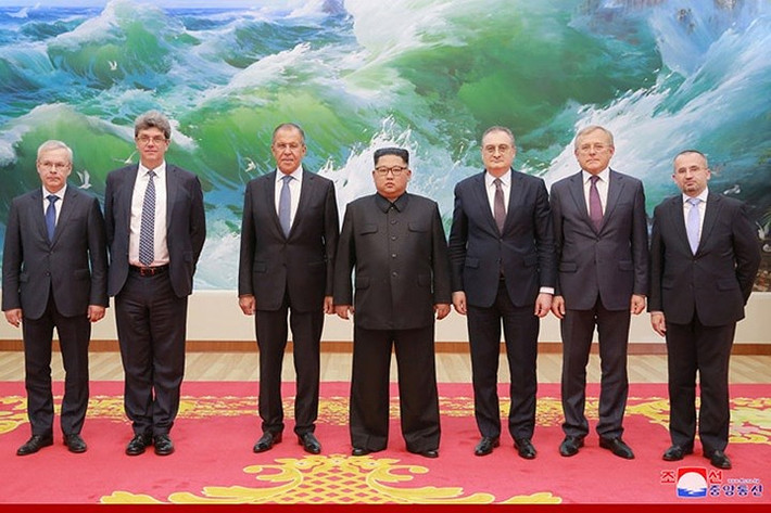 Phái đoàn Nga còn gồm Thứ trưởng Ngoại giao Nga Igor Morgulov, Đại sứ Nga tại Triều Tiên Alexandr Matsegoram và Giám đốc Vụ Hoạch định Chính sách Đối ngoại của Bộ Ngoại giao Nga.
