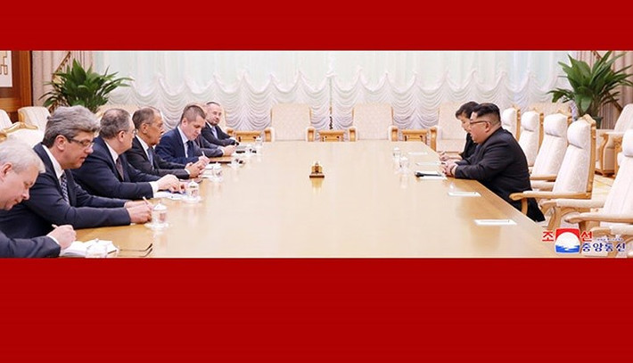 Nhà lãnh đạo tối cao Triều Tiên Kim Jong-un đã vui vẻ tiếp đón và hội đàm thân thiện với phái đoàn Nga do ông Lavrov dẫn đầu.