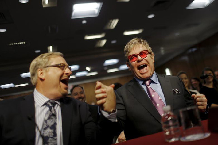 Ca sĩ Elton John và Tiến sĩ Rick Warren ra điều trần trước một cơ quan tư pháp Mỹ về vấn đề sức khỏe toàn cầu trong năm 2015. Ảnh: Reuters.