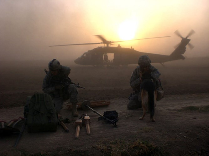 Trực thăng UH-60 Black Hawk yểm trợ cho binh sĩ Mỹ tham gia cuộc tập trận đổ bộ tấn công từ trên không Operation Monmouth.