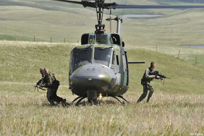 Thiết kế của UH-1N cơ bản gần giống với UH-1 những có thiết kế khí động học khác, cùng với đó hệ thống động cơ mạnh mẽ hơn. UH-1N được trang bị hệ thống động cơ Pratt & Whitney T400-CP-400 có công suất lên đến 1.250 shp, trong khi đó UH-1 chỉ nhỉnh hơn 1.100 shp. Nguồn ảnh: Breaking Defense.